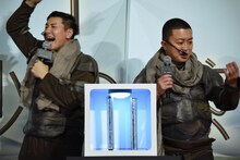 「ビリビリするポール」を触って驚くチョコレートプラネット。