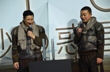 「ビリビリするポール」を呆然と眺めるチョコレートプラネット。