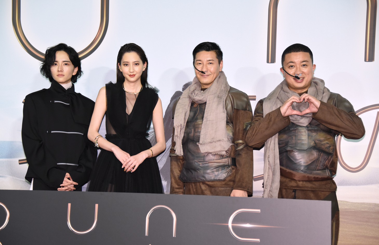 「DUNE/デューン 砂の惑星」ジャパンプレミアの様子。左から板垣李光人、河北麻友子、長田庄平、松尾駿。