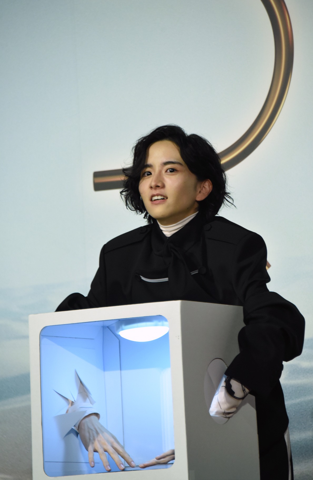箱の中身当てゲームで「ハルコンネン男爵のどろどろに見立てた黒いもの」を触ろうとする板垣李光人。