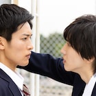 壁ドン!そして…?なにわ男子・道枝駿佑×Snow Man目黒蓮「消えた初恋」新写真