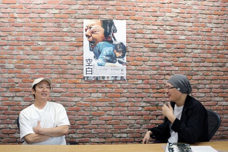 「活弁シネマ倶楽部」より、左から吉田恵輔、MCの森直人。