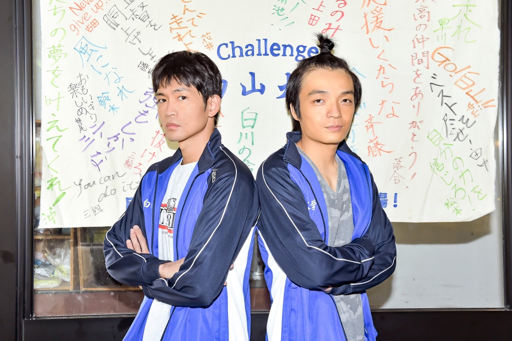 左から松下洸平、岡山天音。