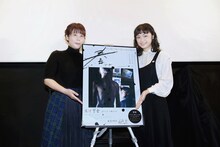 「春」公開記念舞台挨拶にて、左から大森歩、古川琴音。