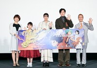 「神在月のこども」東京プレミアにて、左から白井孝奈、新津ちせ、柴咲コウ、井浦新、神谷明。