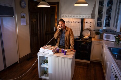 デューイ・ライリーと、「スクリーム」の舞台となった家。(c)Helynn Ospina