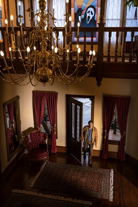 デューイ・ライリーと、「スクリーム」の舞台となった家。(c)Helynn Ospina