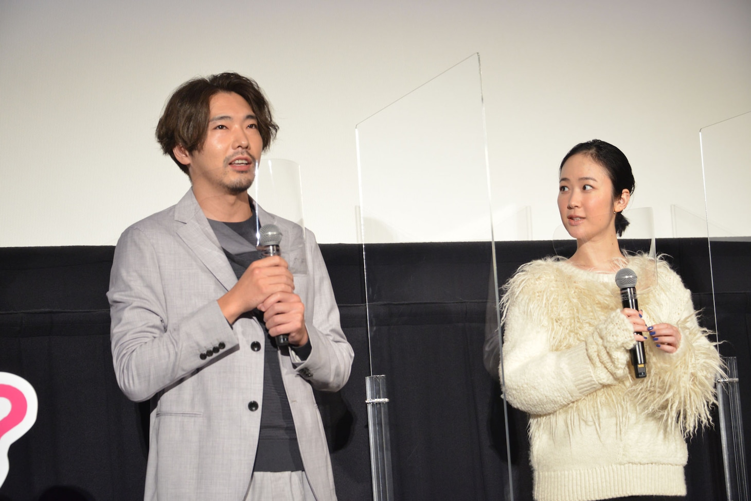 左から柄本佑、黒木華。