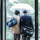 「消えた初恋」道枝駿佑と目黒蓮が肩寄せ合って相合傘、新規カット到着