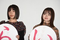 左から芋生悠、山田杏奈。