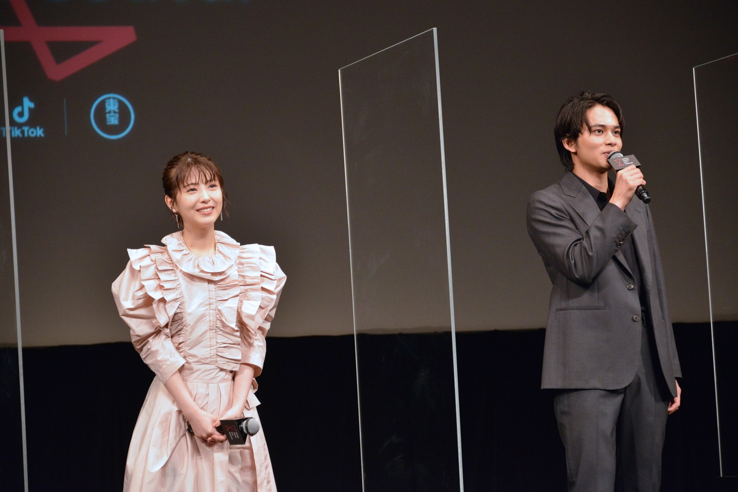 左から浜辺美波、北村匠海。