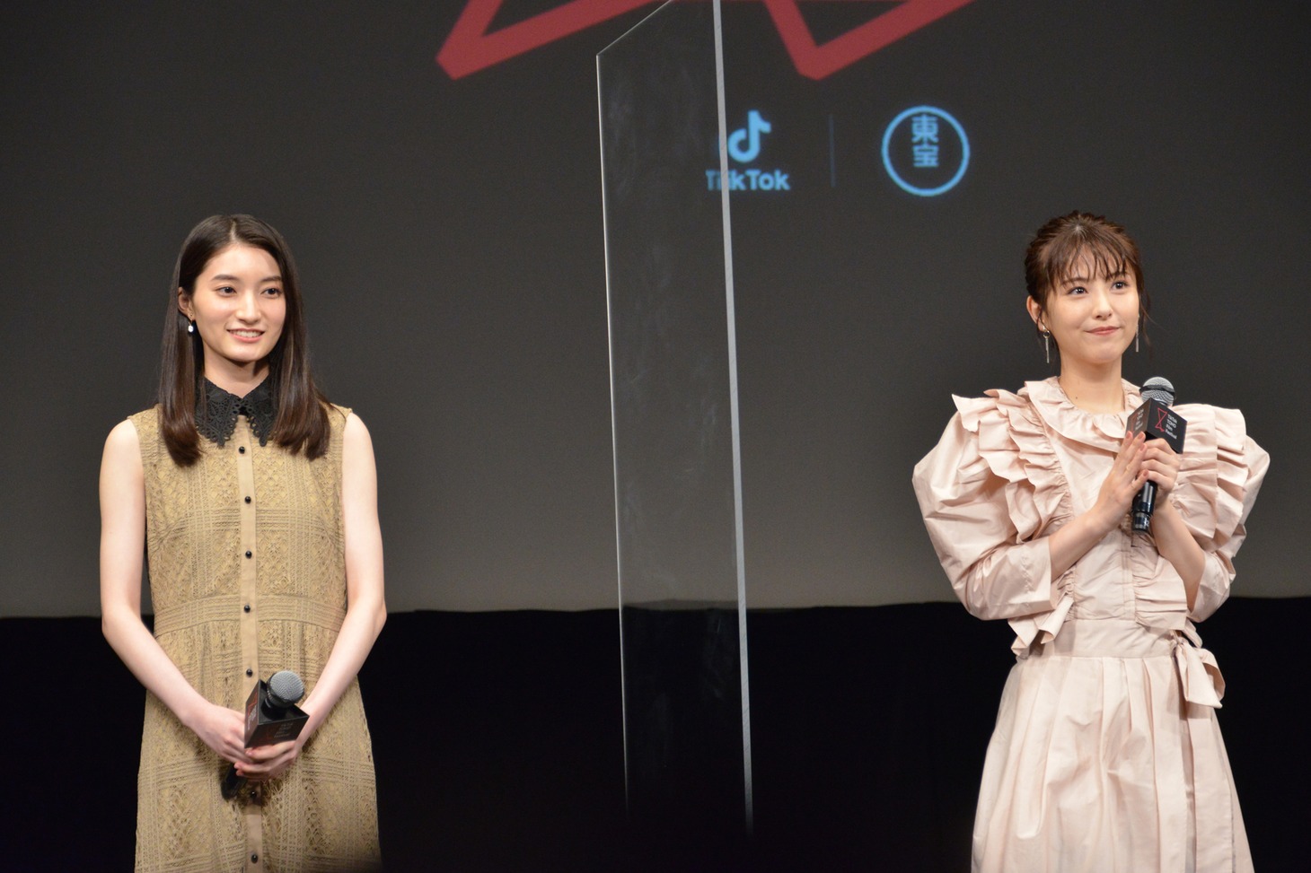 左から井上音生、浜辺美波。