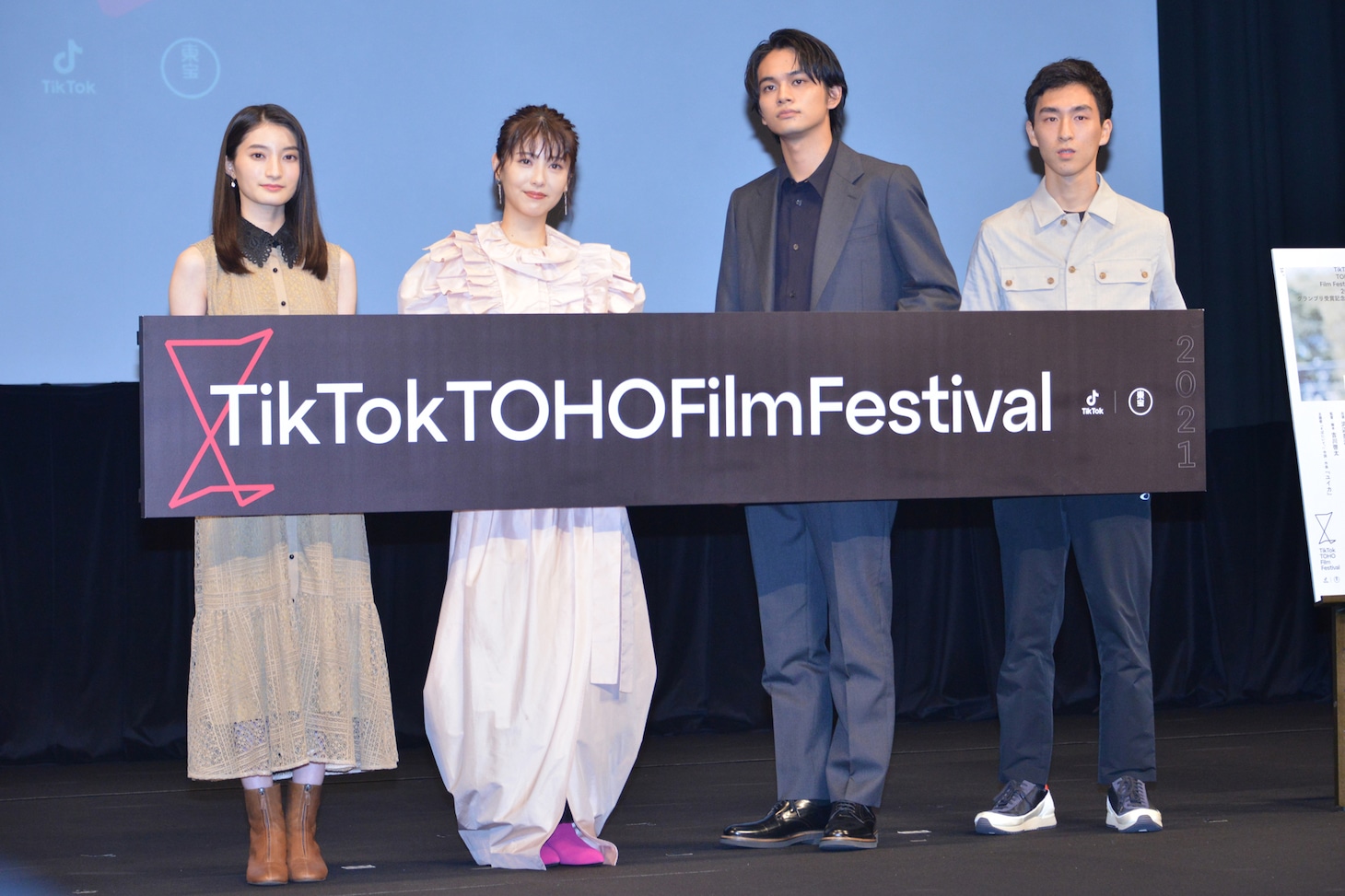 左から井上音生、浜辺美波、北村匠海、吉川啓太。