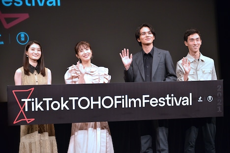 左から井上音生、浜辺美波、北村匠海、吉川啓太。