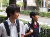 「愛のまなざしを」新場面写真より、藤原大祐（左）。