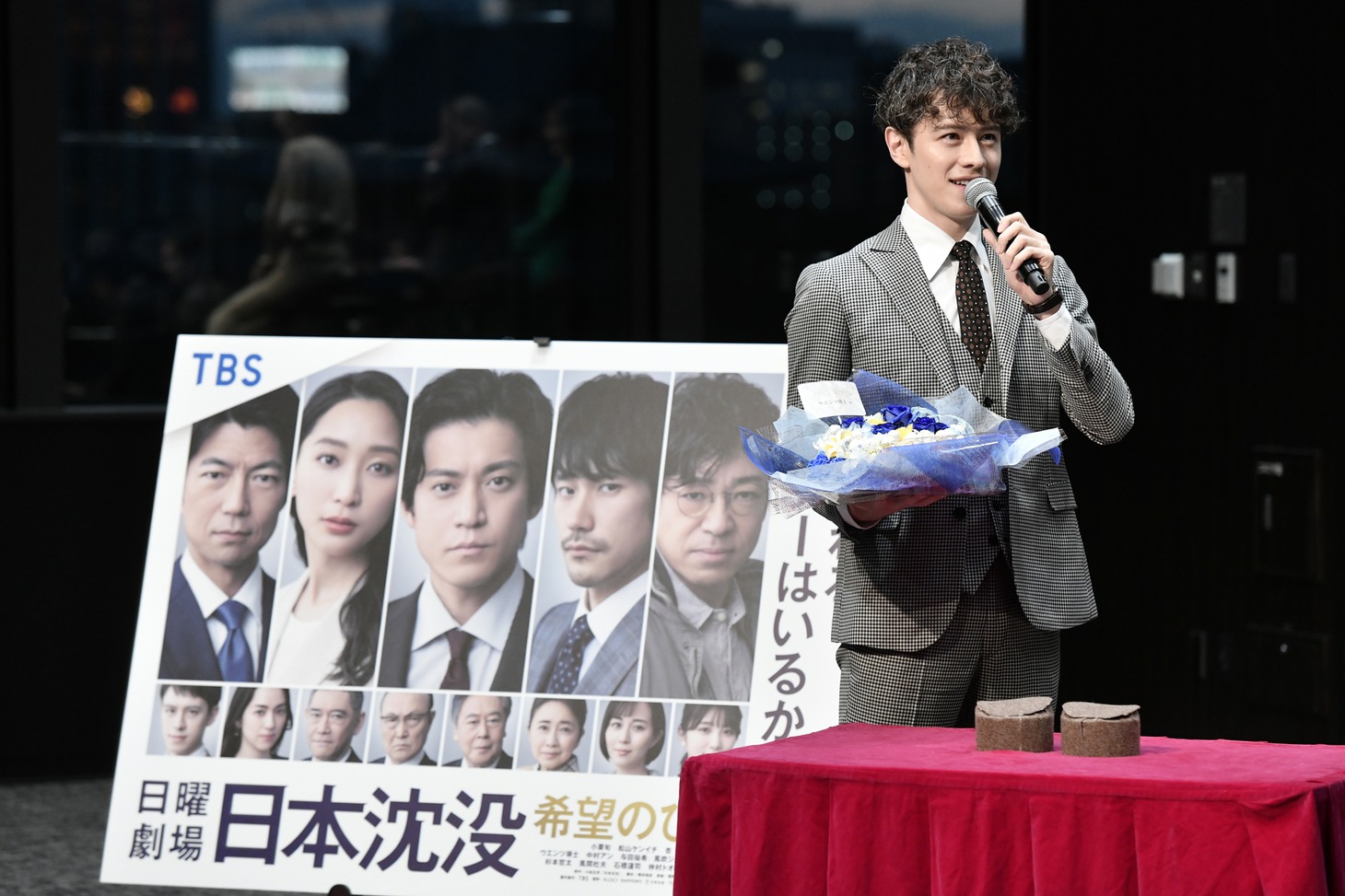 サプライズで誕生日を祝われたウエンツ瑛士。