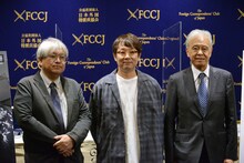 第34回東京国際映画祭記者会見の様子。左から市山尚三、吉田恵輔、安藤裕康。
