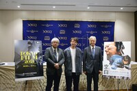 第34回東京国際映画祭記者会見の様子。左から市山尚三、吉田恵輔、安藤裕康。