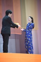 サプライズで田中圭（左）から花束を渡される永野芽郁（右）。