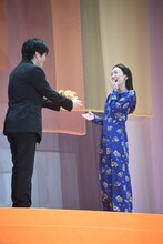 サプライズで田中圭（左）から花束を渡される永野芽郁（右）。