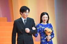 左から田中圭、永野芽郁。