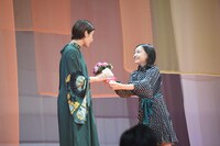 サプライズで稲垣来泉（右）から花束を渡される石原さとみ（左）。