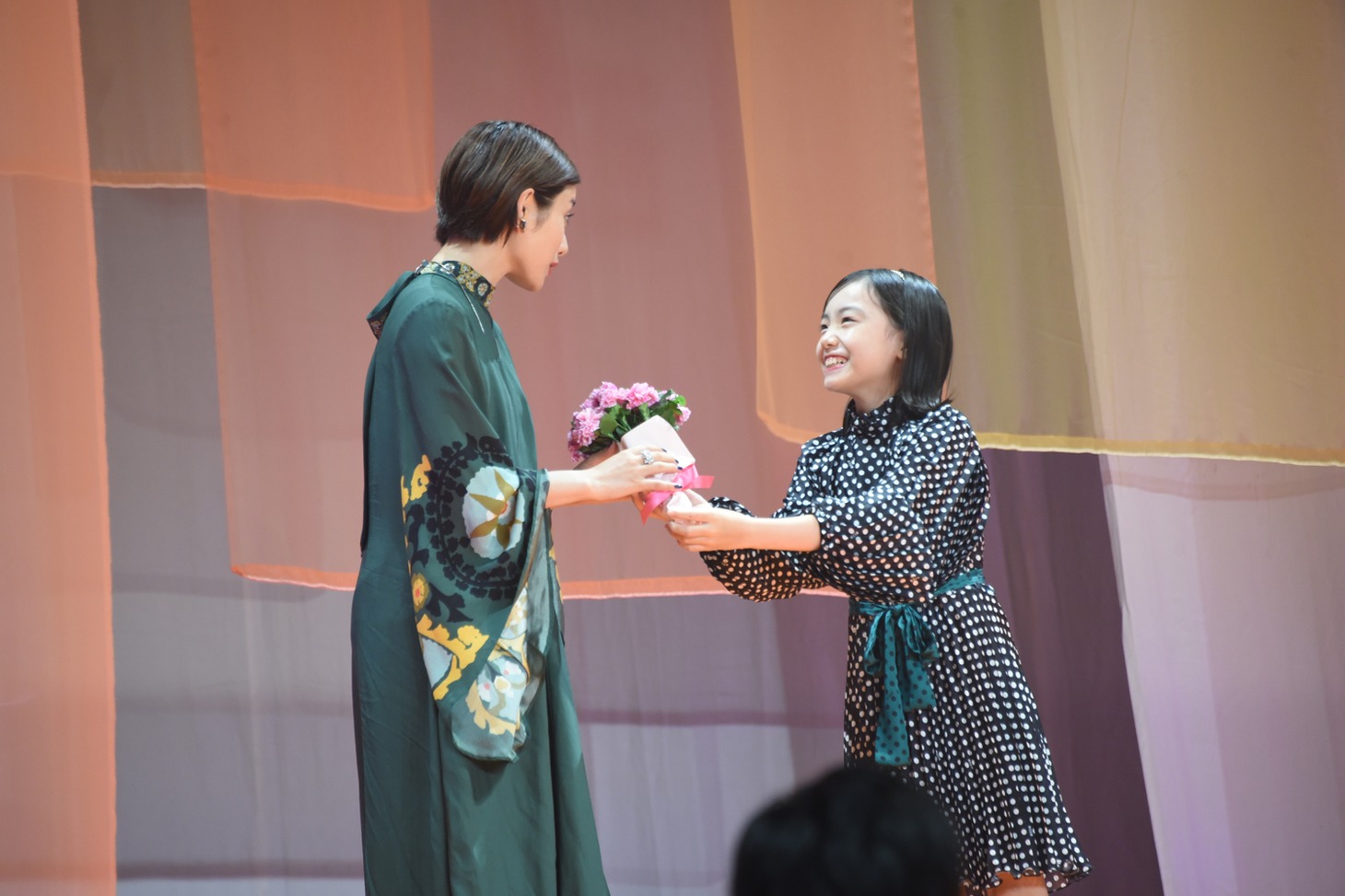 サプライズで稲垣来泉（右）から花束を渡される石原さとみ（左）。