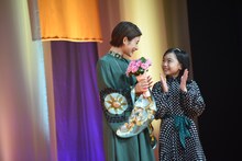 左から石原さとみ、稲垣来泉。