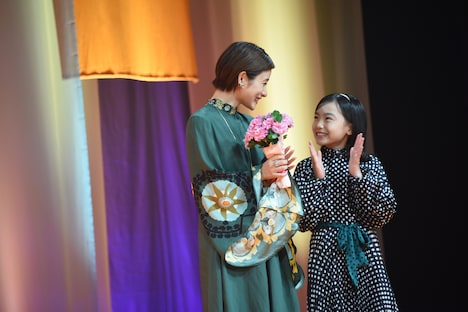 左から石原さとみ、稲垣来泉。