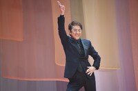 ポーズを取る市村正親。