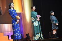 左から永野芽郁、石原さとみ、稲垣来泉。