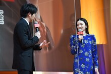 左から田中圭、永野芽郁。