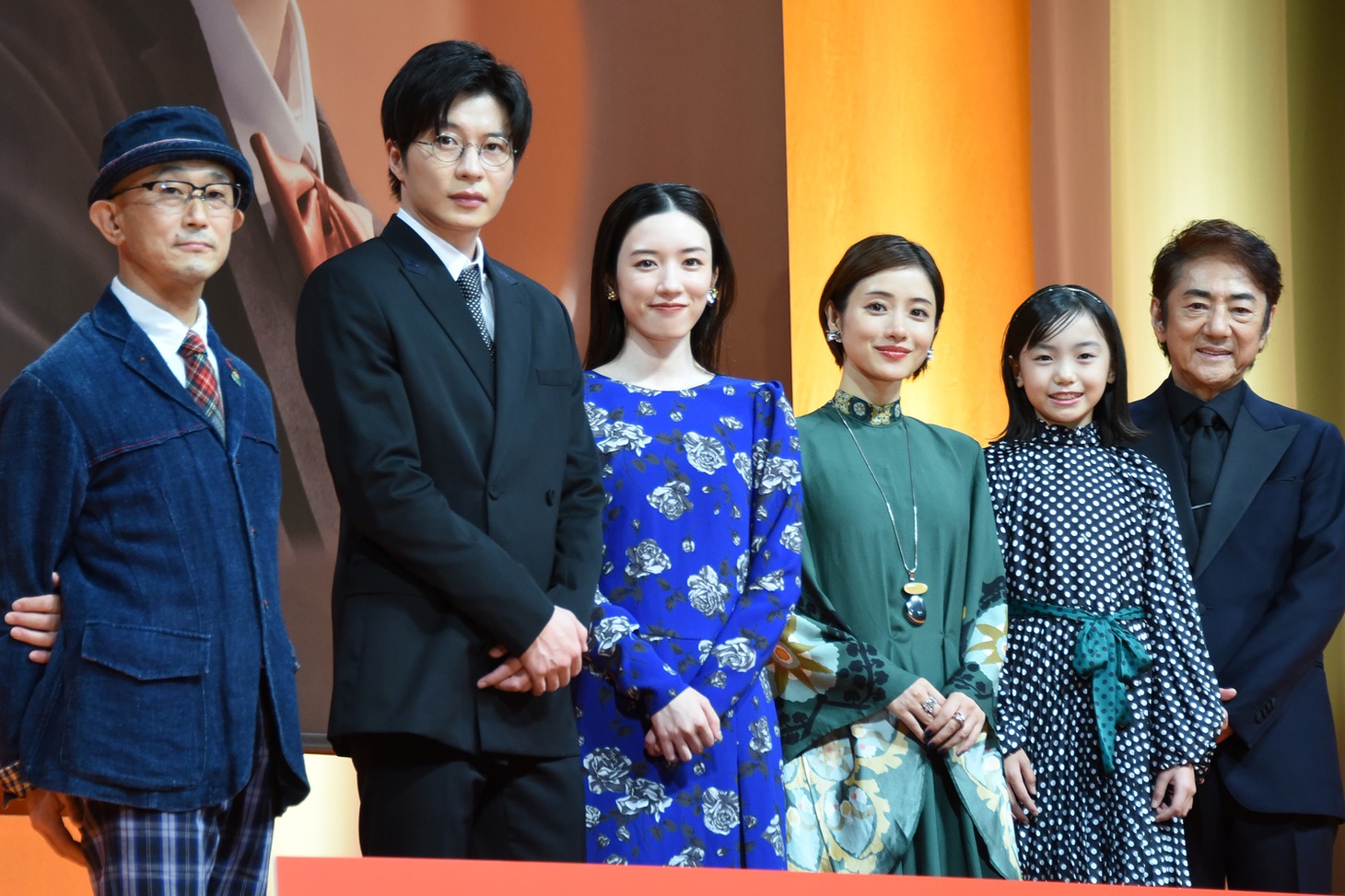 「そして、バトンは渡された」ジャパンプレミアの様子。左から前田哲、田中圭、永野芽郁、石原さとみ、稲垣来泉、市村正親。