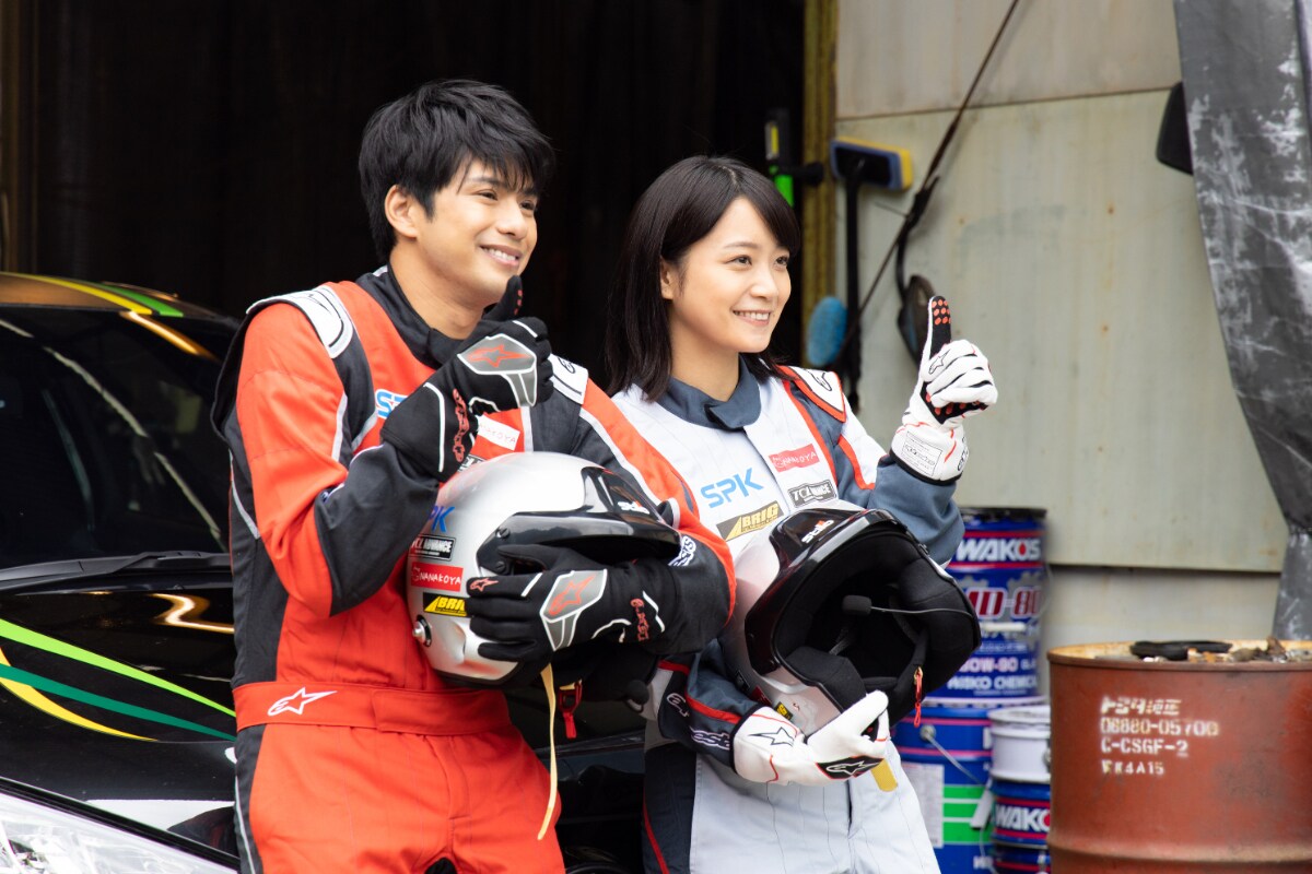 レーシングスーツ姿の森崎ウィンと深川麻衣、「僕と彼女とラリーと」新