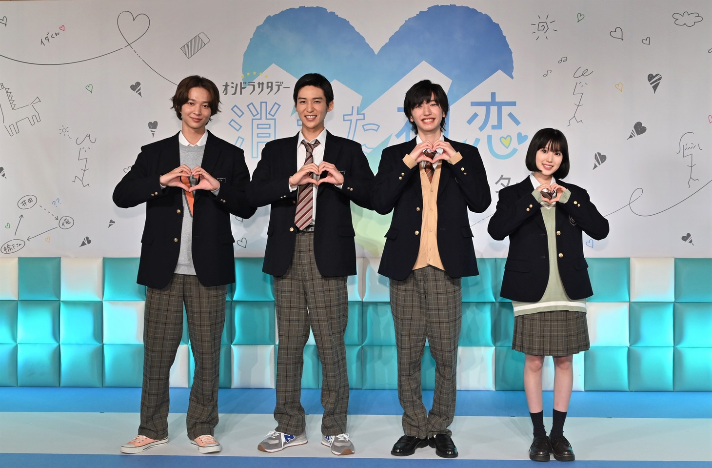 「消えた初恋」制作発表記者会見の様子。左から“消え恋”ポーズを取る鈴木仁、目黒蓮、道枝駿佑、福本莉子。