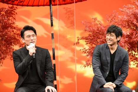 左から内野聖陽、西島秀俊。