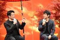 スマホでの撮り合いを回想する内野聖陽（左）、西島秀俊（右）。