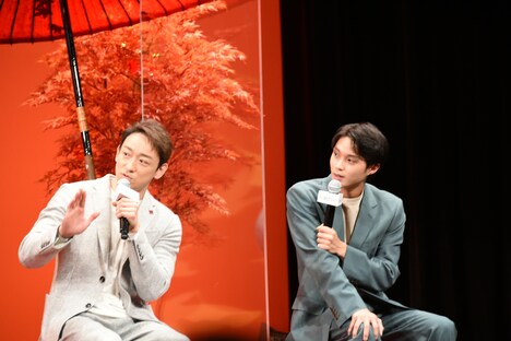 松村北斗に理解を示す磯村勇斗（右）、健康を心配する山本耕史（左）。