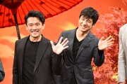 左から内野聖陽、西島秀俊。
