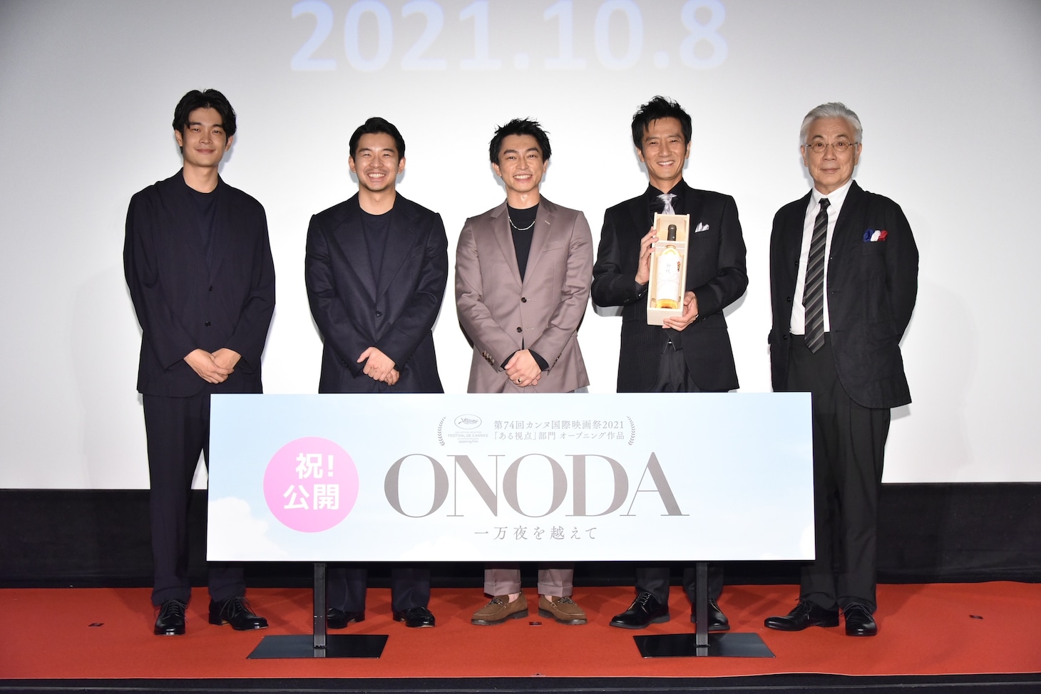 「ONODA 一万夜を越えて」初日舞台挨拶の様子。左から井之脇海、仲野太賀、遠藤雄弥、津田寛治、イッセー尾形。
