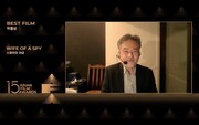第15回アジア・フィルム・アワードの授賞式にオンラインで出席した黒沢清。