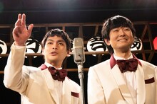 「浅草キッド」より、柳楽優弥演じるビートたけし（左）とナイツ土屋演じるビートきよし（右）。