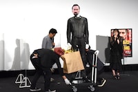 マネキンが運び込まれてくる様子。