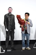 舞台挨拶には、ニコラス・ケイジが実際に使った衣装とケイジの仮面を着用したマネキンが登場。園子温に花束を届けた。