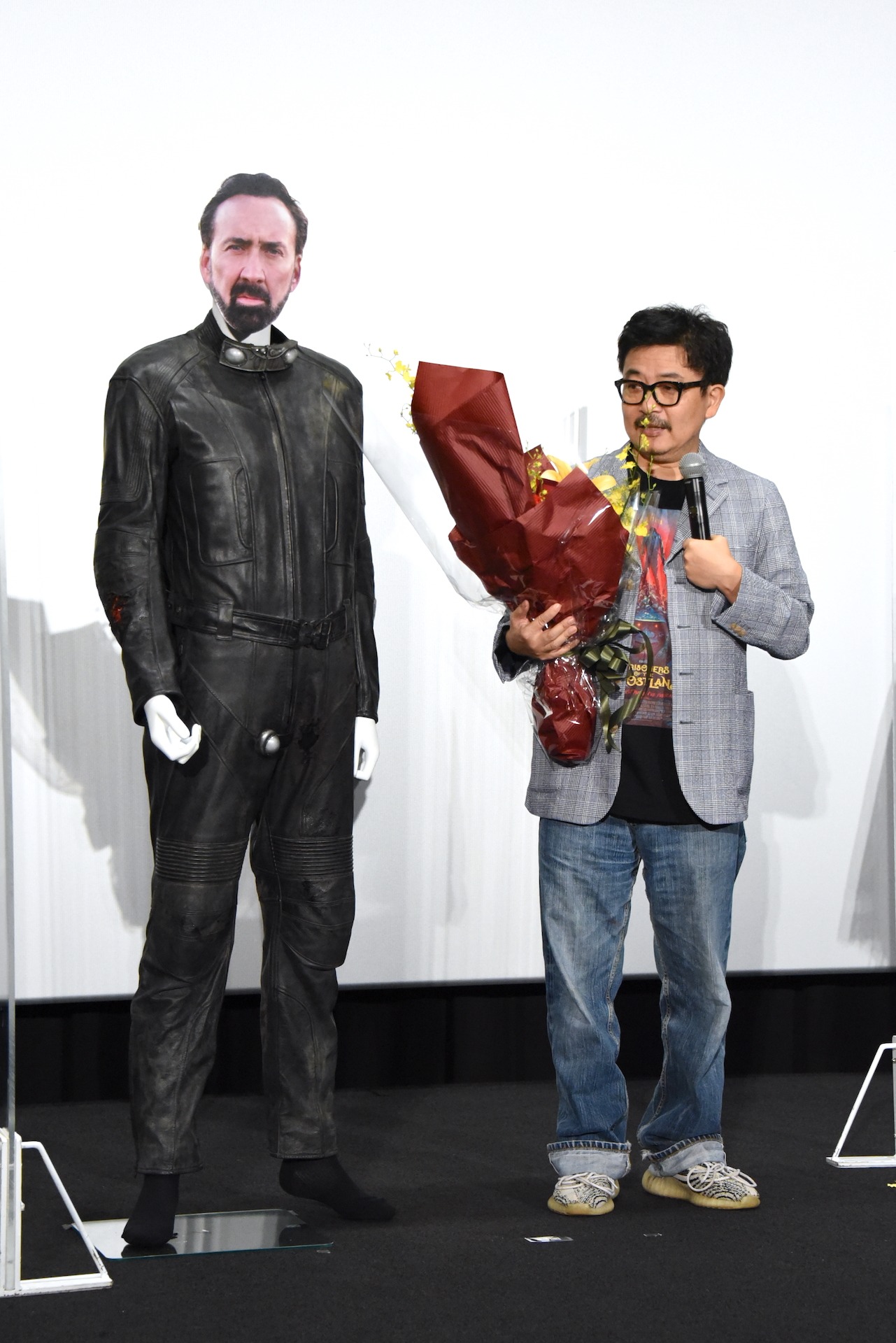 舞台挨拶には、ニコラス・ケイジが実際に使った衣装とケイジの仮面を着用したマネキンが登場。園子温に花束を届けた。