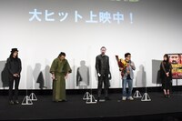 「プリズナーズ・オブ・ゴーストランド」公開記念舞台挨拶の様子。