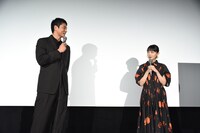 左から東出昌大、奈緒。