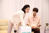 箱の中から質問を選ぶ江口のりこ（左）。