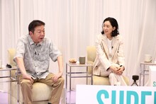 左から古田新太、江口のりこ。