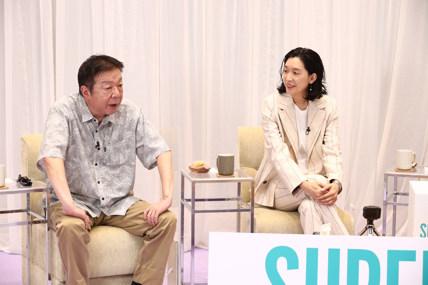 左から古田新太、江口のりこ。